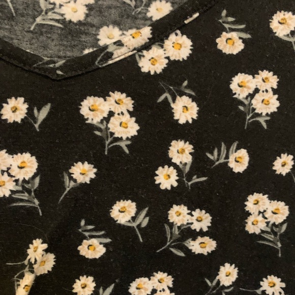 Daisy v-neck tee - Picture 3 of 4